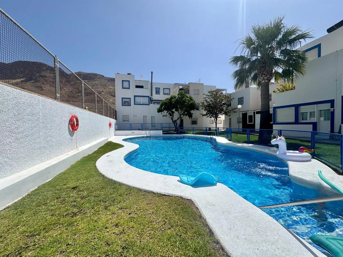 Piscina de Casa adosada en venda en Roquetas de Mar amb Terrassa i Piscina comunitària