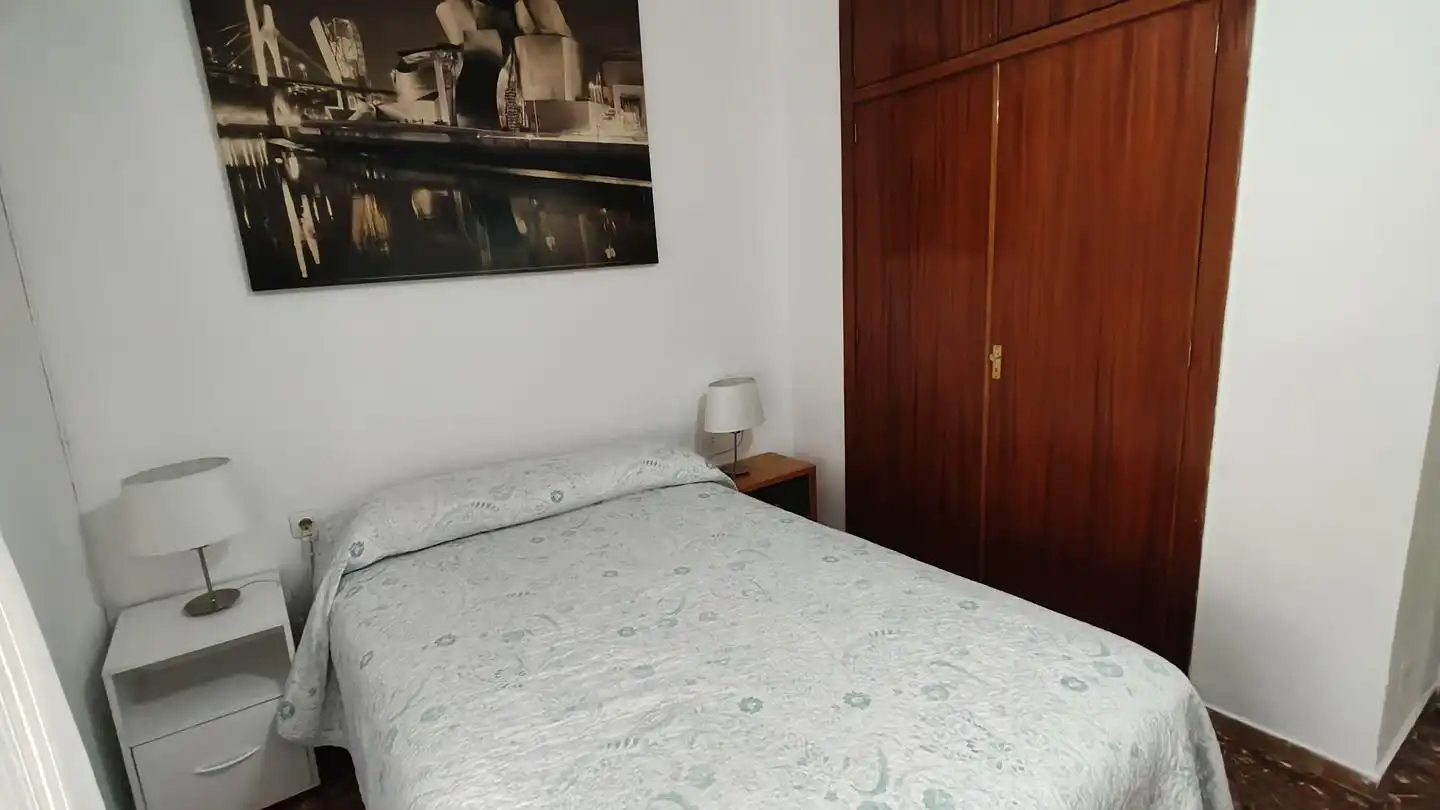 Schlafzimmer von Erdgeschoss zur Miete in Córdoba mit Klimaanlage und Möbliert