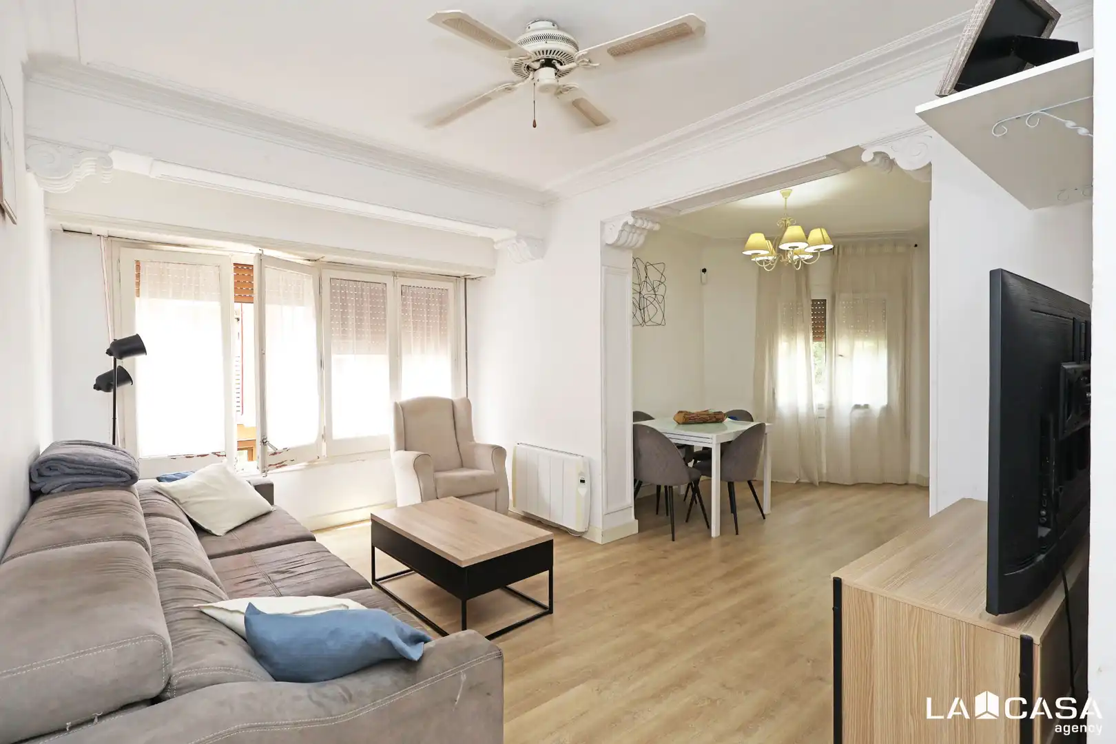 Sala de estar de Edificio en venta en L'Hospitalet de Llobregat