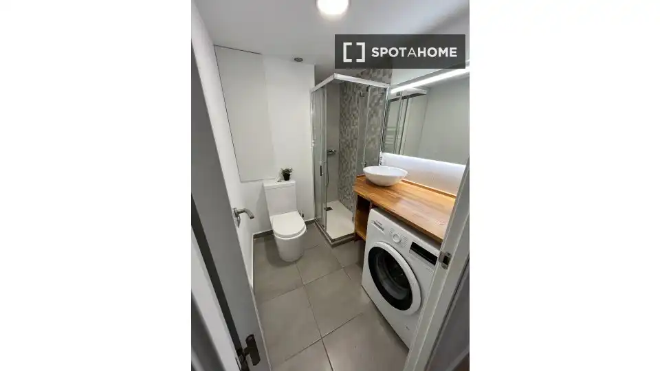 Bathroom of Flat for rent in Valencia  with Air Conditioner, Heating and Furnished
