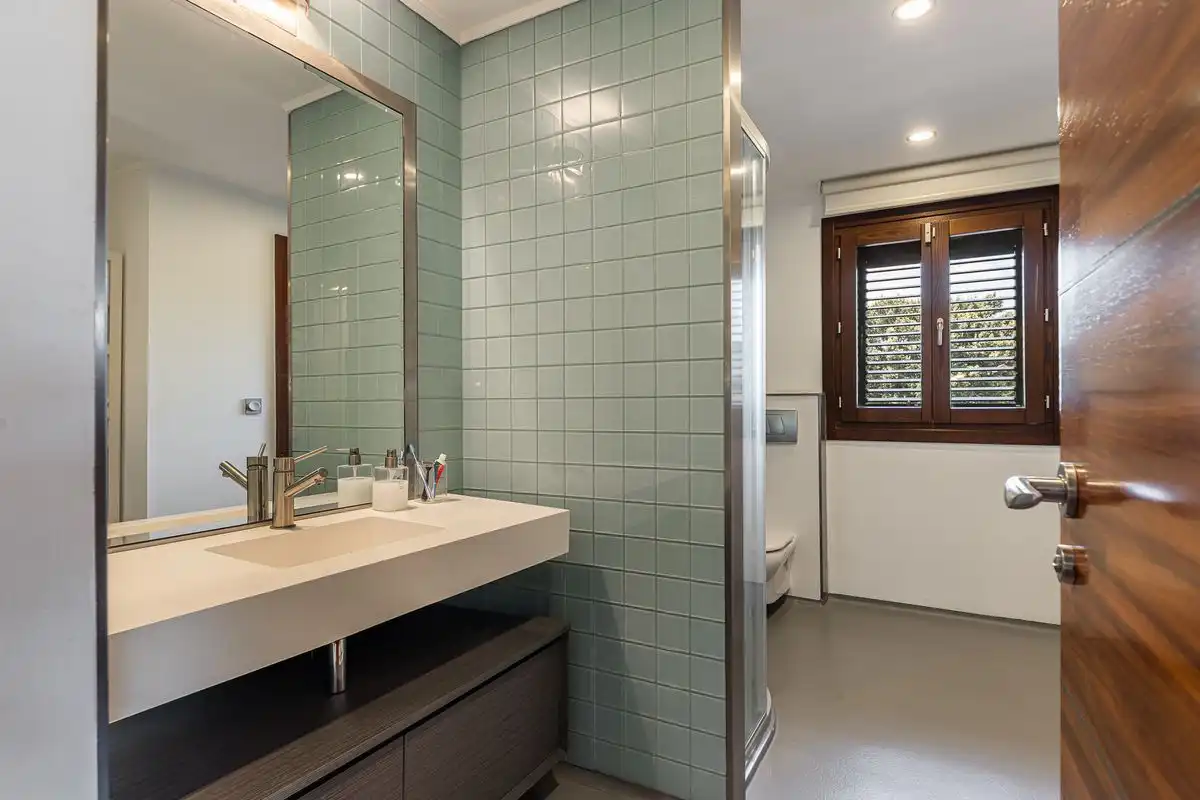 Badezimmer von Einfamilien-Reihenhaus zum Verkauf in Boadilla del Monte mit Klimaanlage, Heizung und Privatgarten