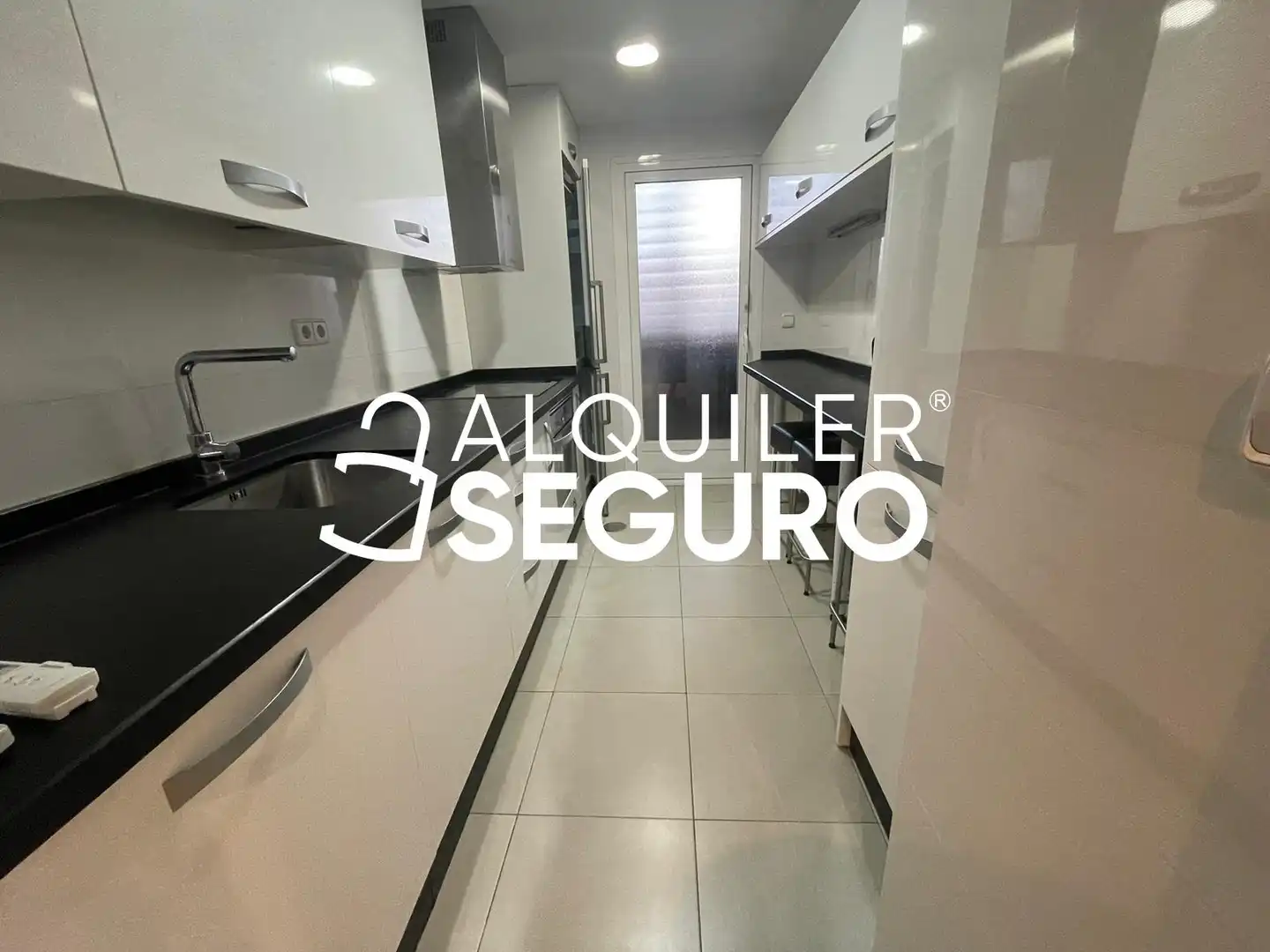 Cuina de Pis de lloguer en Madrid amb Aire condicionat, Calefacció i Piscina