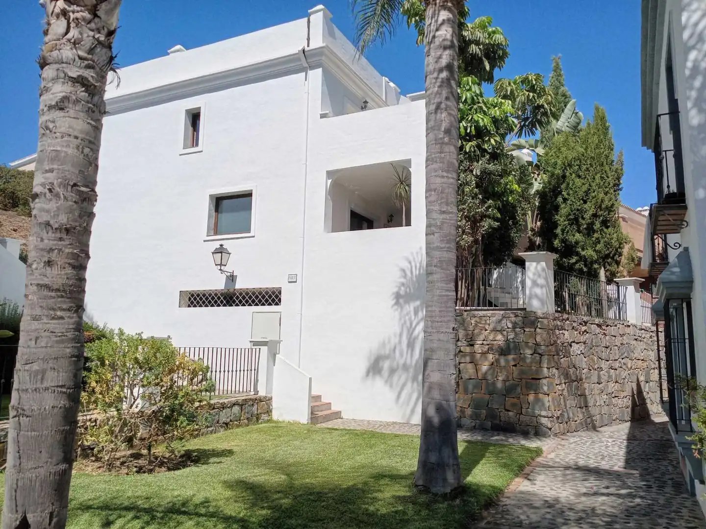 Vista exterior de Casa adosada en venta en Estepona