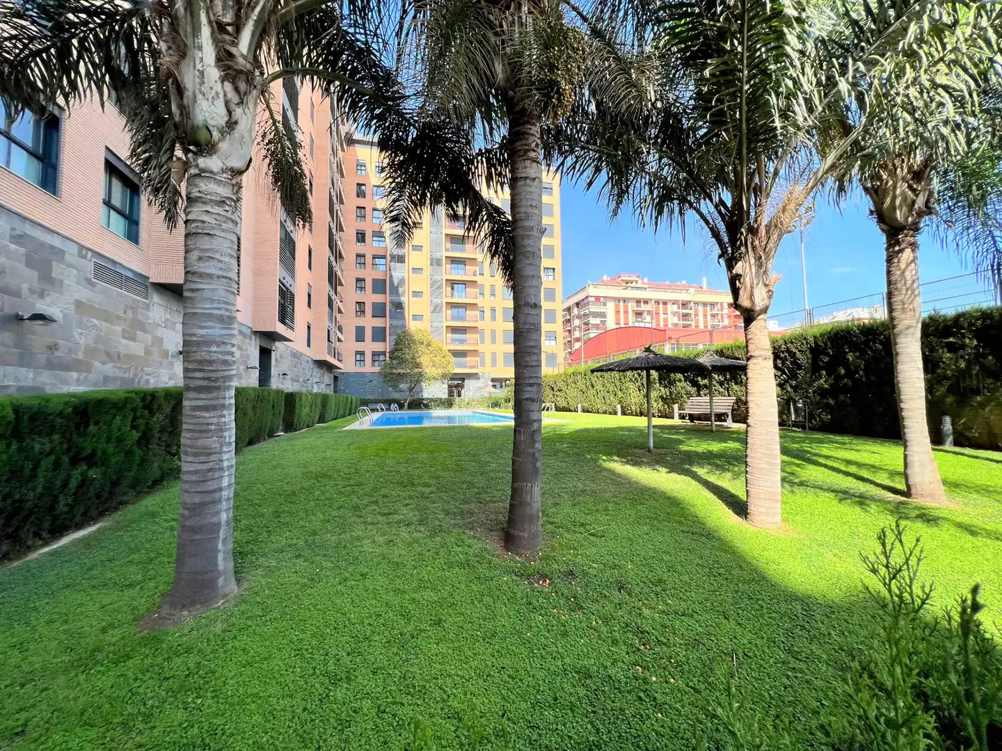 Swimming pool of Flat for rent in Valencia  with Air Conditioner, Oven and Washing machine