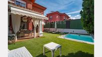 Vista exterior de Casa adosada en venda en Alhaurín de la Torre amb Aire condicionat, Jardí privat i Terrassa