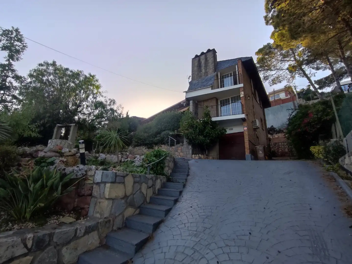 Vista exterior de Casa o xalet en venda en Pallejà amb Aire condicionat, Calefacció i Jardí privat