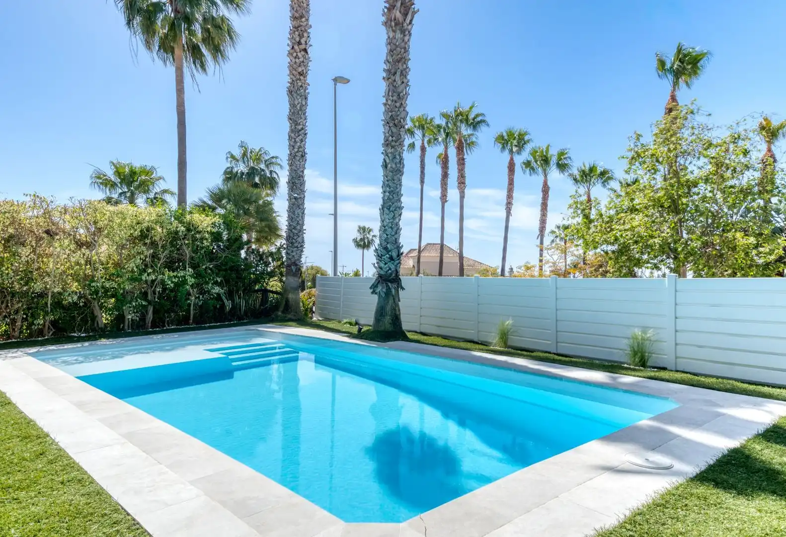 Piscina de Casa adosada en venda en Marbella amb Aire condicionat, Jardí privat i Terrassa