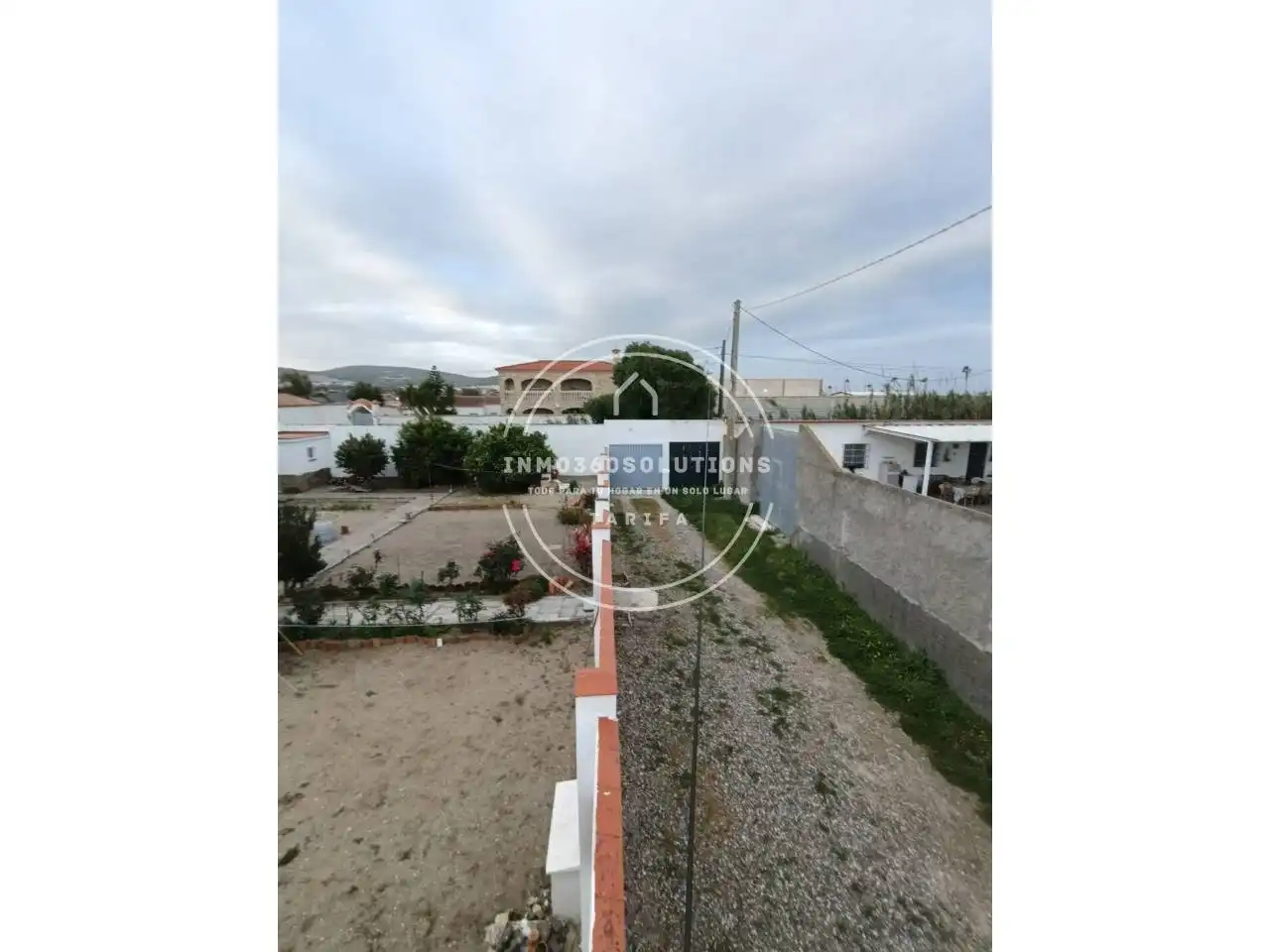Vista exterior de Casa o xalet en venda en La Línea de la Concepción amb Aire condicionat, Jardí privat i Terrassa