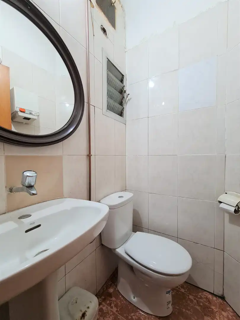 Baño de Local en venta en L'Hospitalet de Llobregat