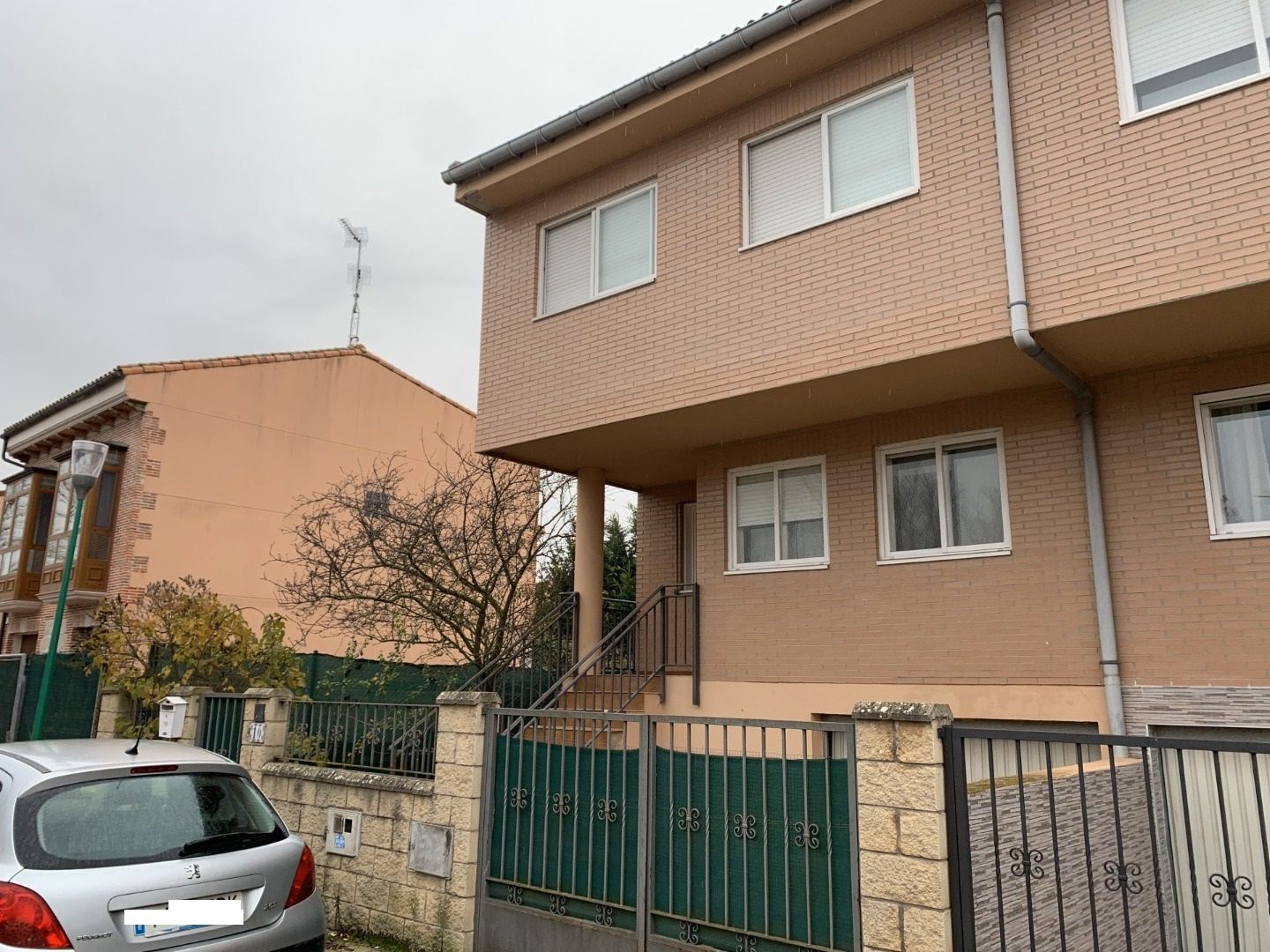 Vista exterior de Casa adosada en venda en Villagonzalo Pedernales amb Jardí privat