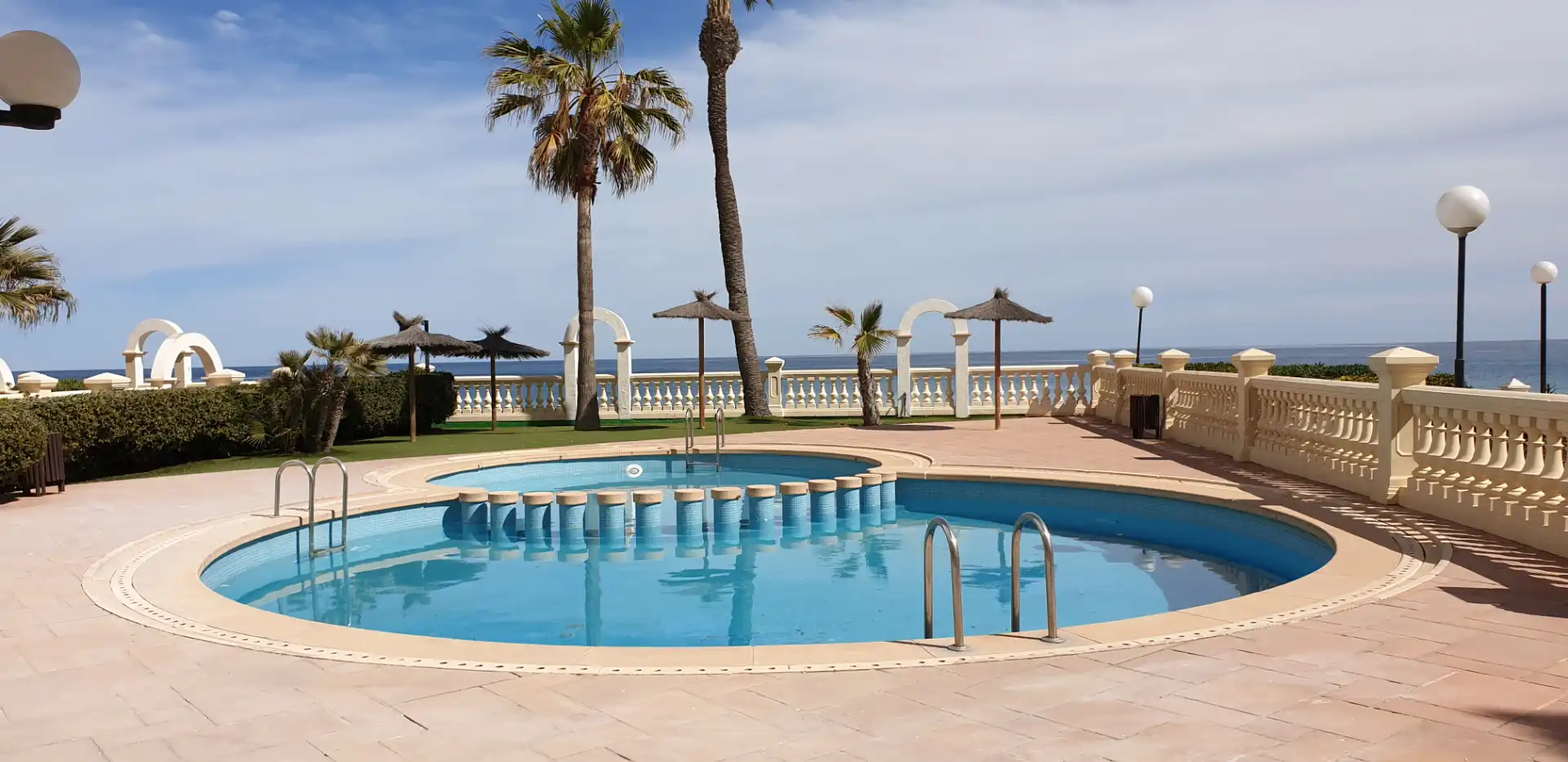 Piscina de Casa adosada en venda en La Manga del Mar Menor amb Jardí privat, Terrassa i Moblat