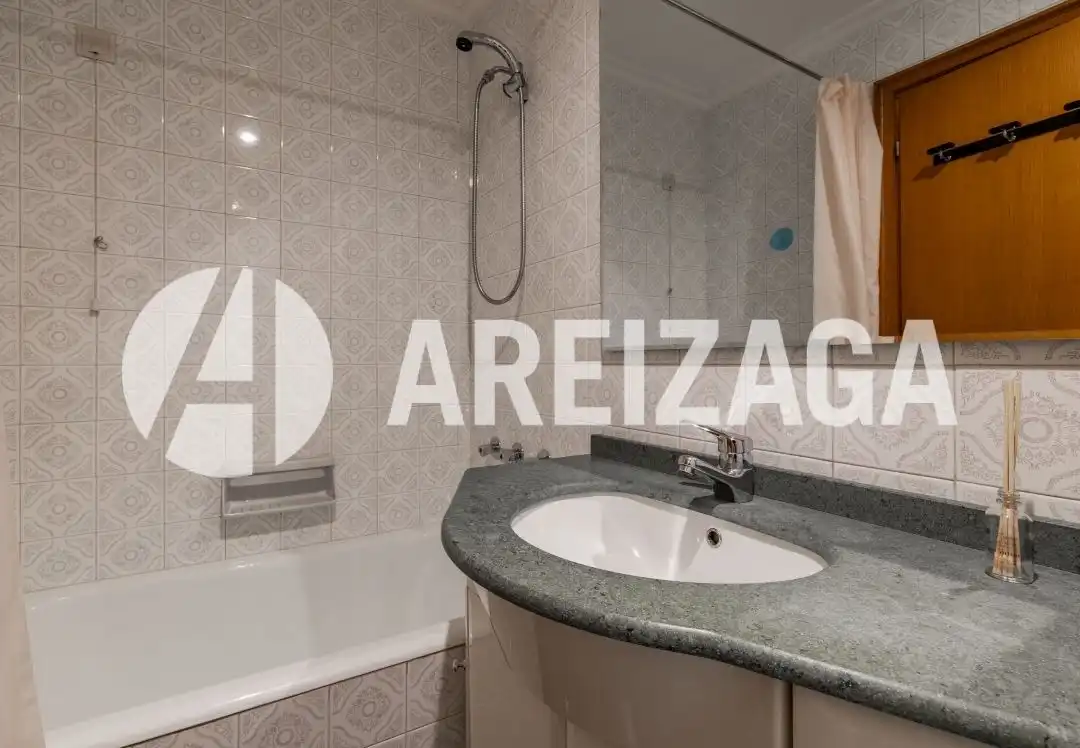 Bany de Pis en venda en Donostia - San Sebastián  amb Aire condicionat, Calefacció i Terrassa
