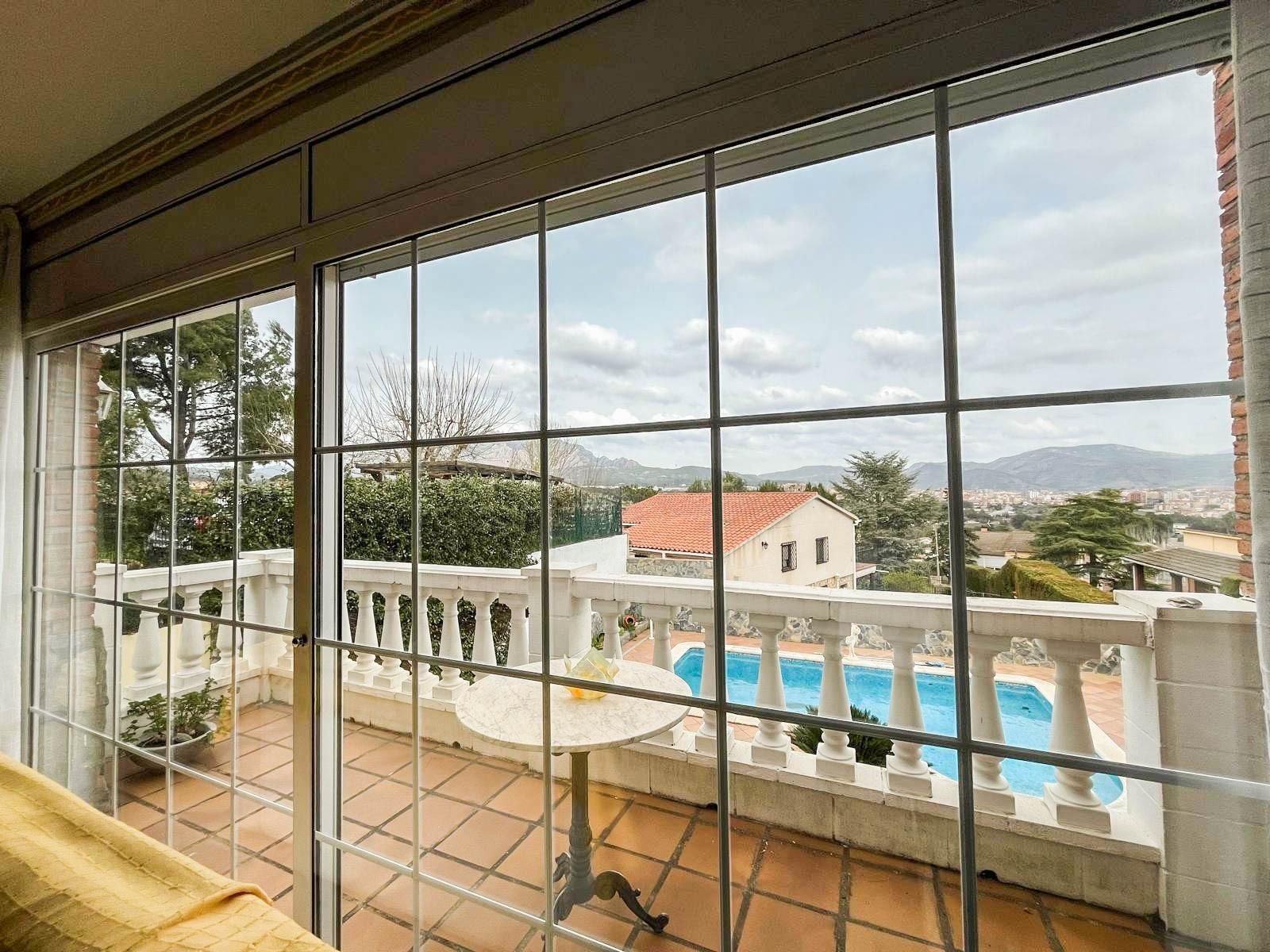 Vista exterior de Casa o xalet en venda en Esparreguera amb Aire condicionat, Calefacció i Jardí privat