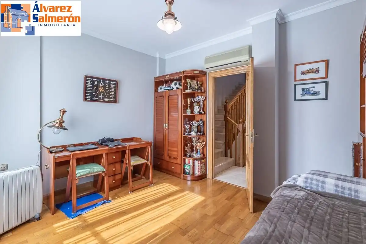 Schlafzimmer von Einfamilien-Reihenhaus zum Verkauf in Granada mit Privatgarten, Terrasse und Schwimmbad