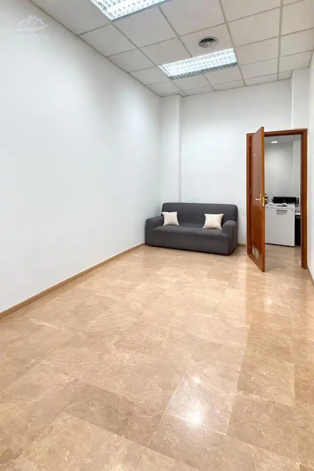 Sala d'estar de Local en venda en Segovia amb Aire condicionat