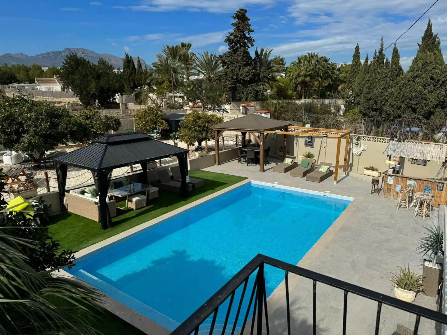 Piscina de Casa o chalet de alquiler en Benidorm con Aire acondicionado, Calefacción y Jardín privado