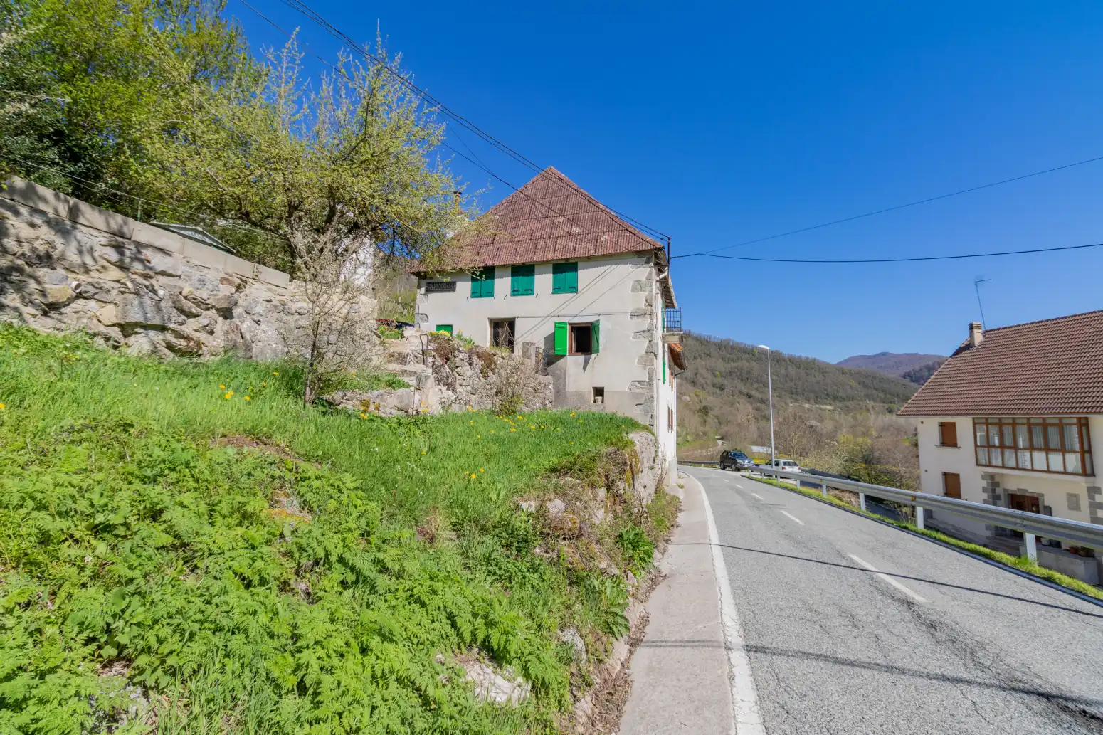 Außenansicht von Einfamilien-Reihenhaus zum Verkauf in Orbaitzeta mit Heizung, Privatgarten und Balkon