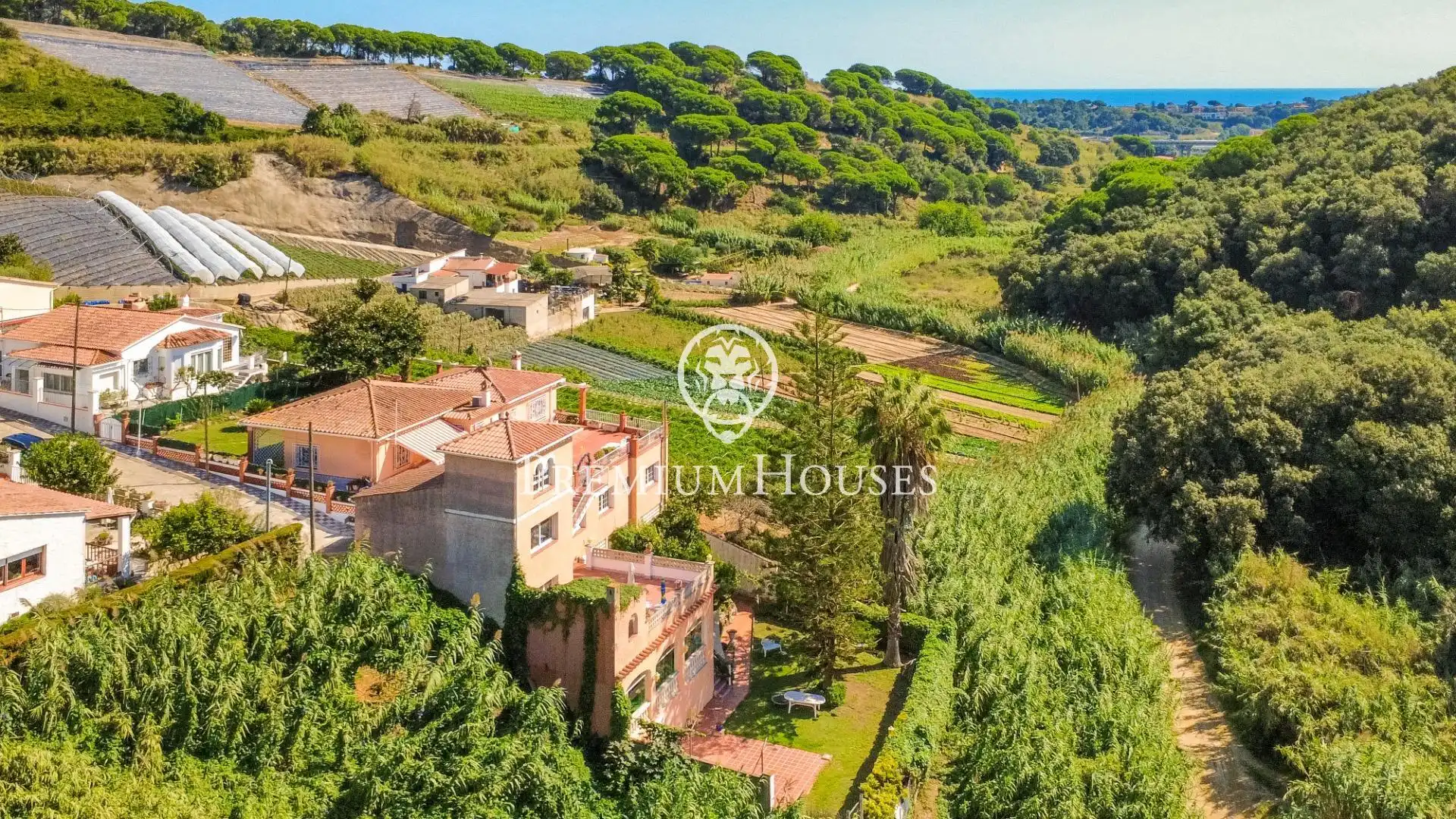 Vista exterior de Casa o xalet en venda en Calella amb Aire condicionat, Calefacció i Jardí privat