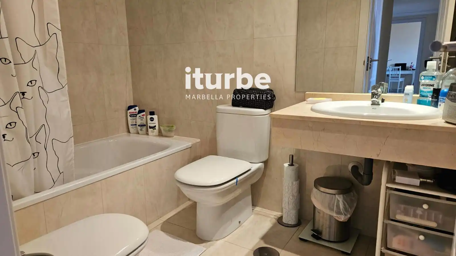 Baño de Piso de alquiler en Marbella con Aire acondicionado, Terraza y Piscina