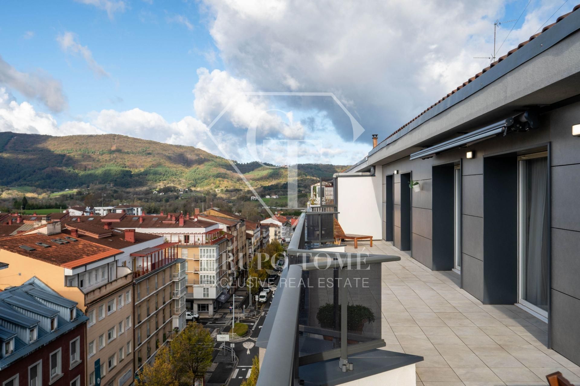 Vista exterior de Àtic en venda en Irun  amb Calefacció