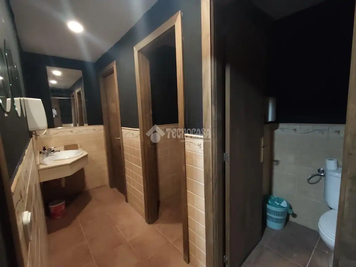 Bany de Local en venda en Velilla de San Antonio amb Aire condicionat, Calefacció i Terrassa