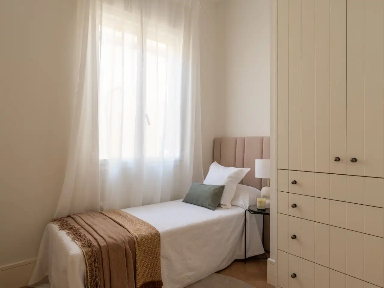 Bedroom of Flat for sale in  Madrid Capital  with Air Conditioner and Balcony
