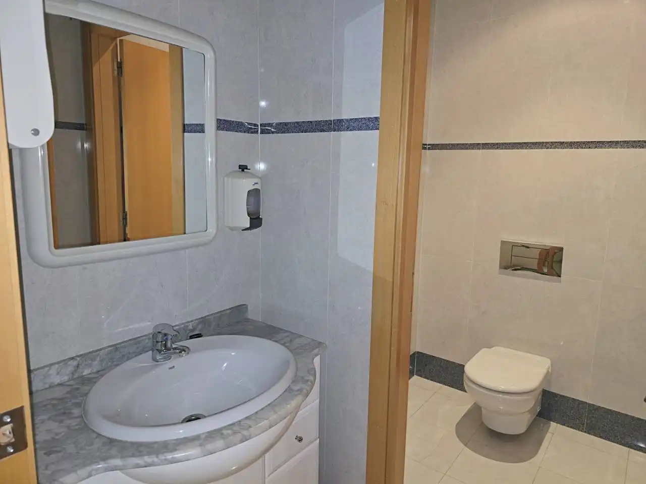 Baño de Oficina de alquiler en Valencia con Aire acondicionado y Calefacción