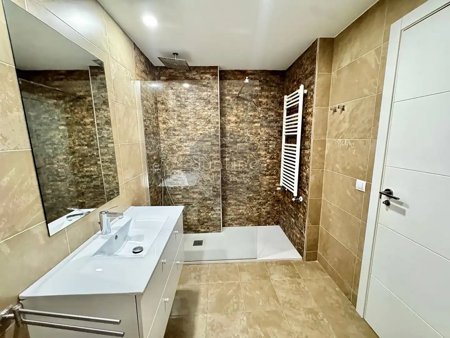 Badezimmer von Wohnung zur Miete in Valencia mit Klimaanlage, Abstellraum und Haustiere erlaubt