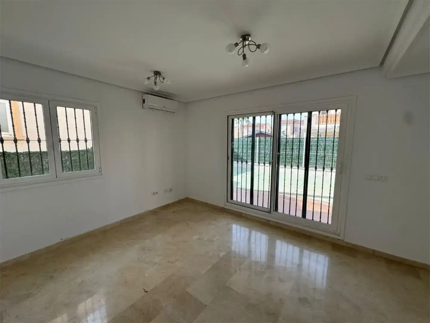 Sala d'estar de Casa o xalet de lloguer en Guardamar del Segura amb Aire condicionat, Piscina i Balcó
