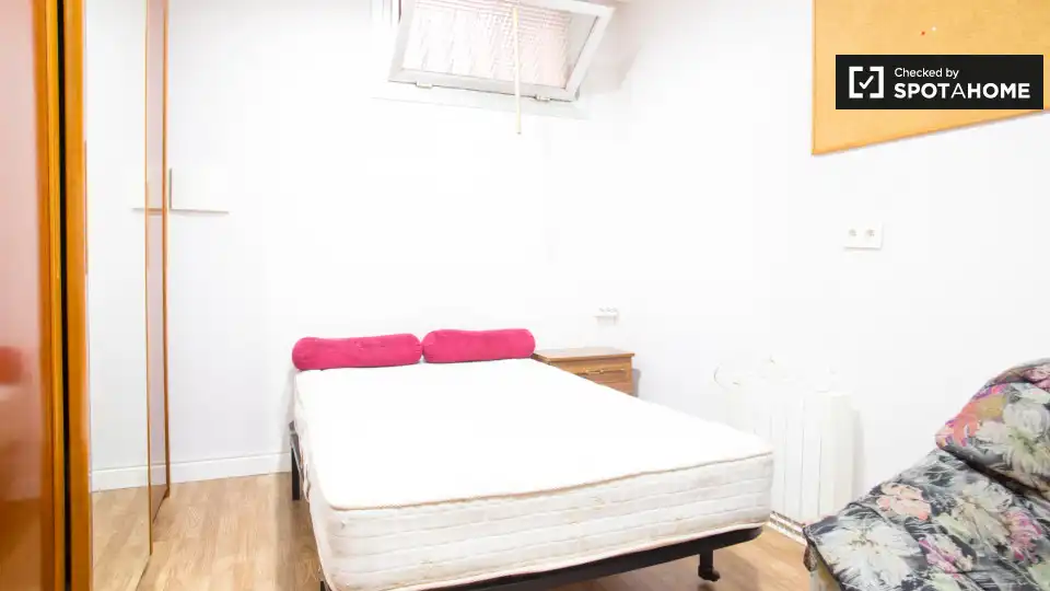 Bedroom of Flat for share in Bilbao   with Air Conditioner, Heating and Terrace