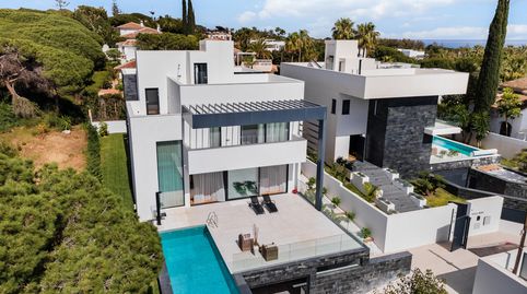 Descubre el lujo y la comodidad en esta impresionante villa contemporánea en Marbesa!