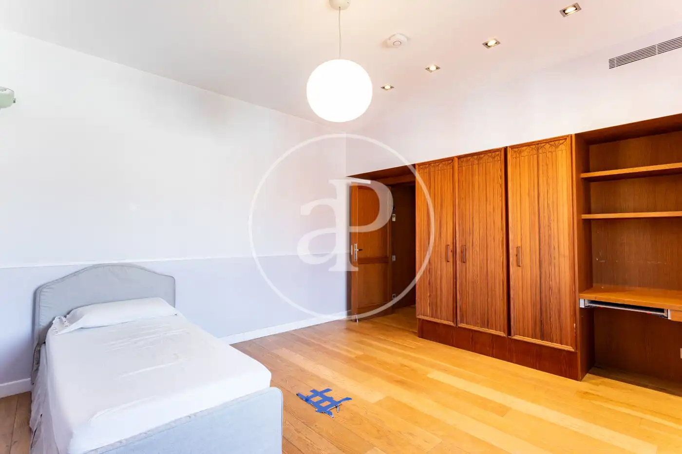 Schlafzimmer von Dachboden zur Miete in Barcelona mit Klimaanlage, Heizung und Terrasse