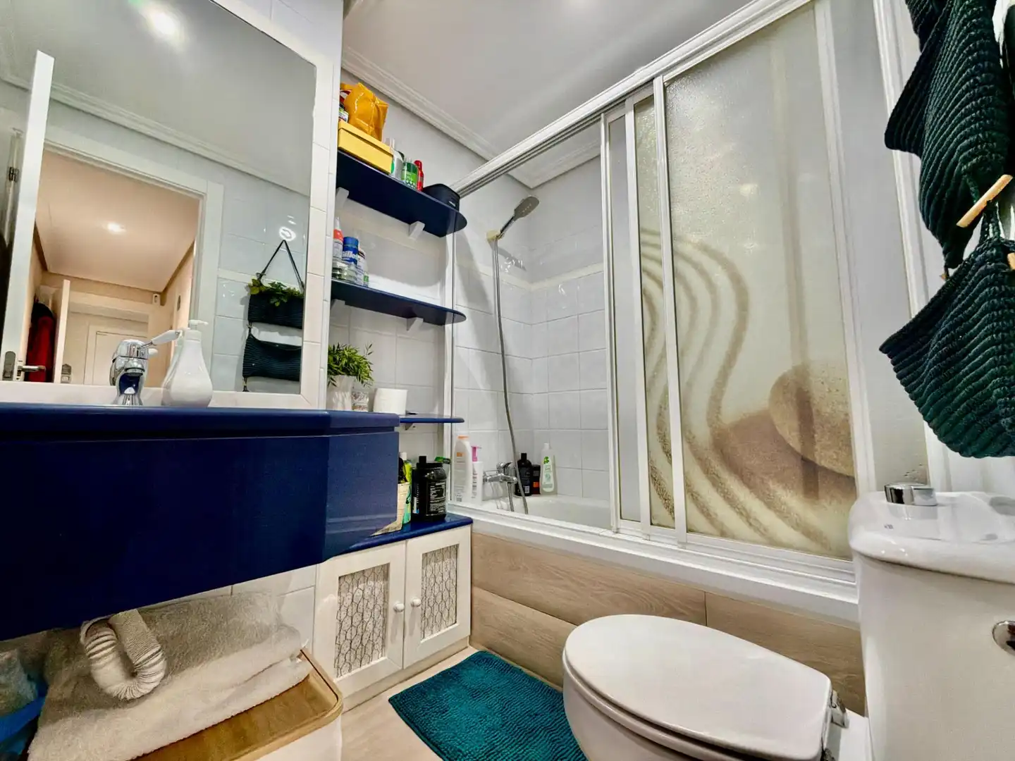 Bathroom of Flat for sale in Madrid  with Air Conditioner, Heating and Storage room
