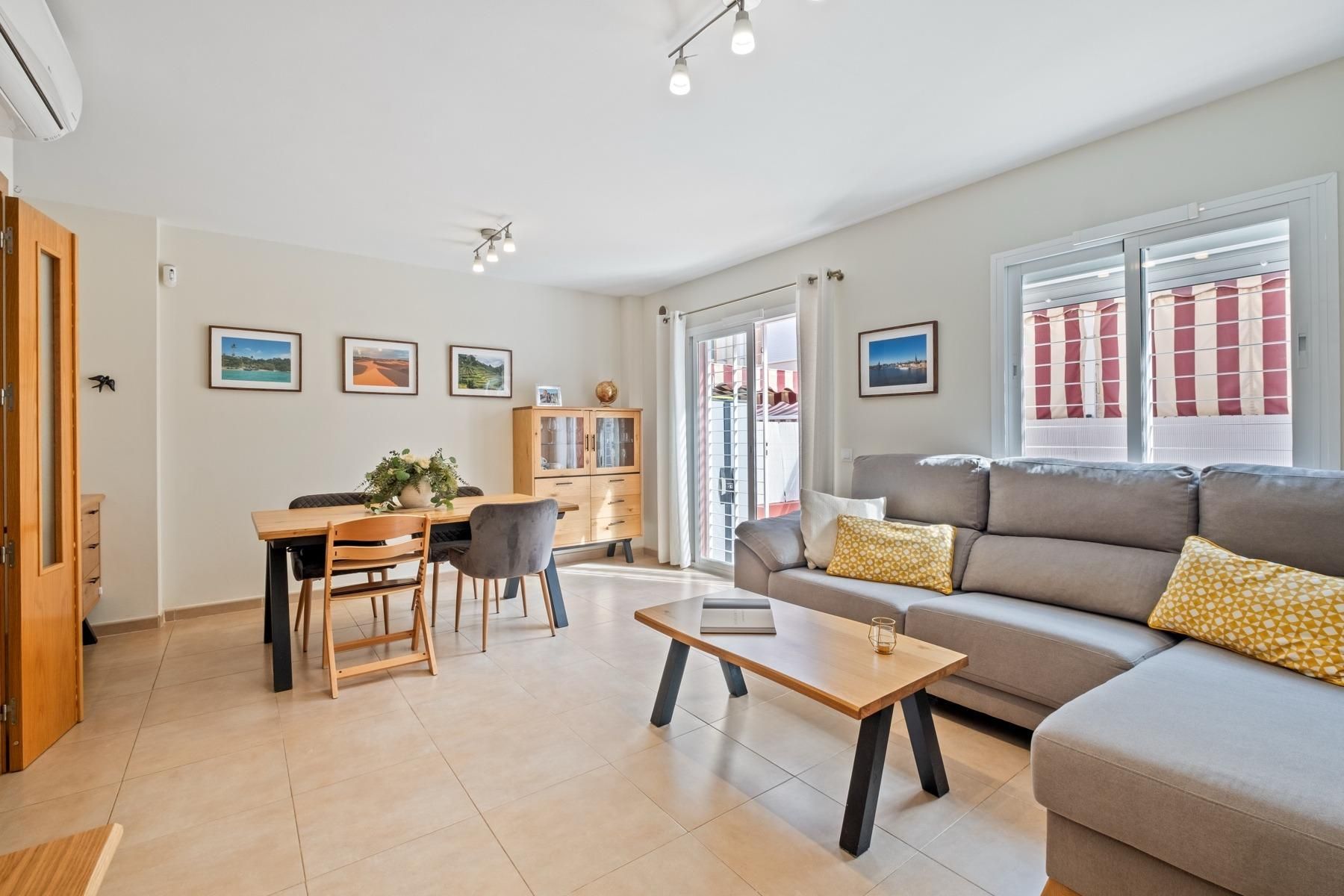 Sala de estar de Casa adosada en venta en Alhaurín de la Torre con Aire acondicionado, Jardín privado y Terraza