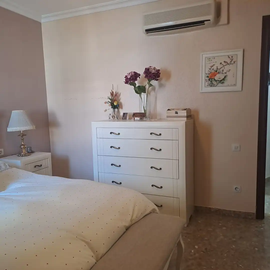Dormitori de Casa adosada en venda en Dos Hermanas amb Aire condicionat, Traster i Piscina comunitària