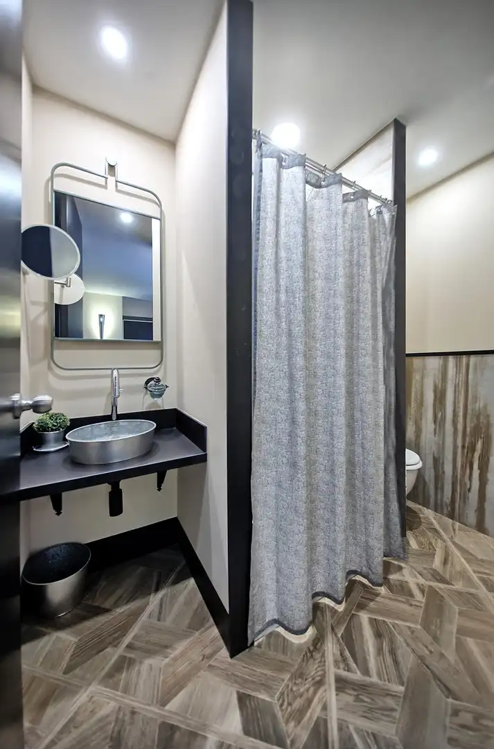 Bathroom of Ground floor for sale in Valencia  with Air Conditioner, Heating and Alarm