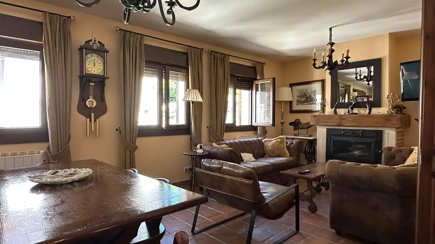 Sala d'estar de Casa o xalet en venda en Mombeltrán, Ávila