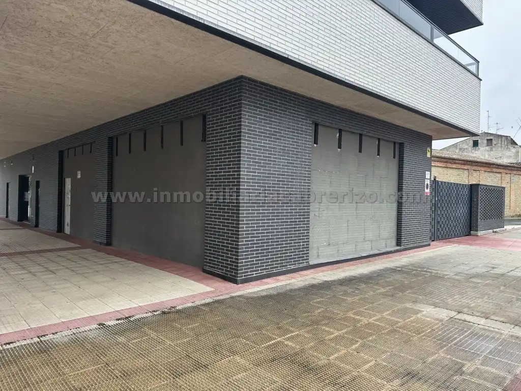 Vista exterior de Local de alquiler en  Logroño