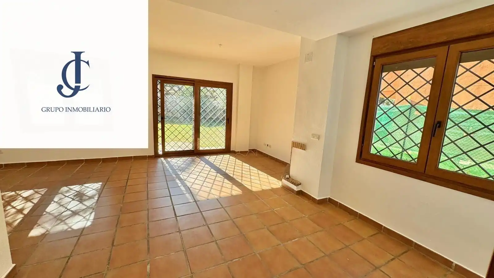 Casa aparellada en venda a UR6 15