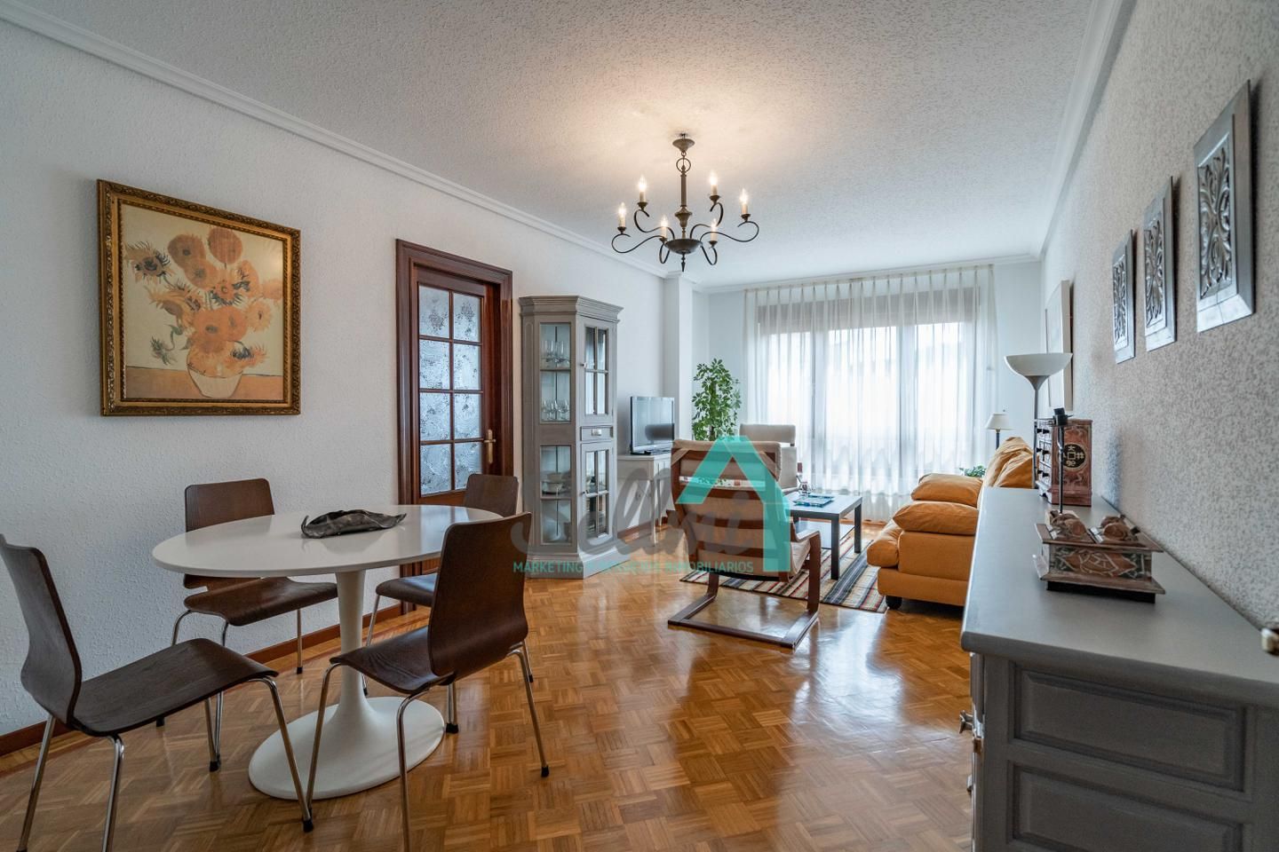 Sala d'estar de Pis de lloguer en Oviedo  amb Calefacció, Parquet i Terrassa