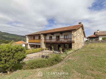 Casa amb balcó en venda a Barrio Iruz