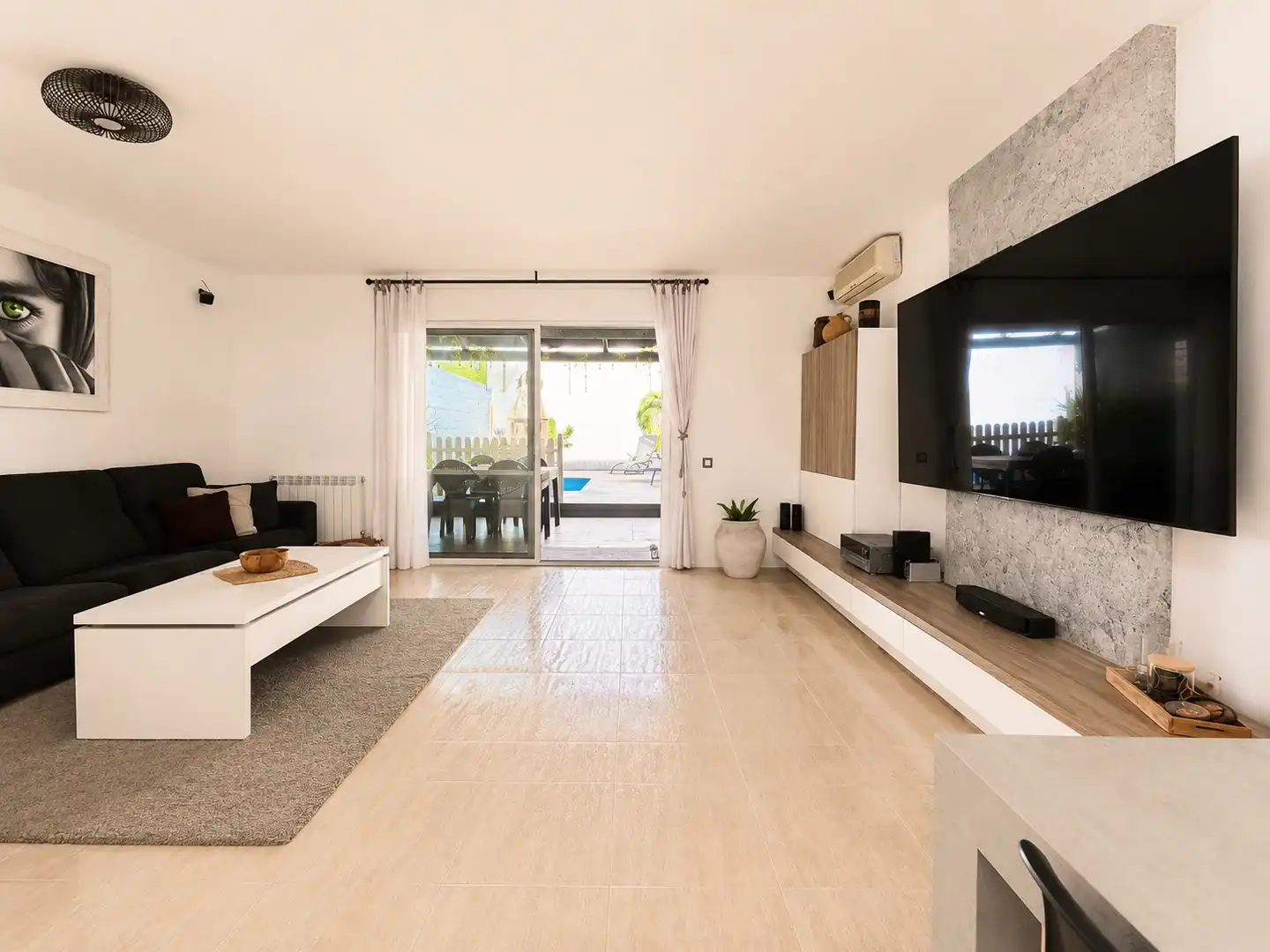 Sala d'estar de Casa adosada en venda en Castellbisbal amb Aire condicionat, Calefacció i Jardí privat
