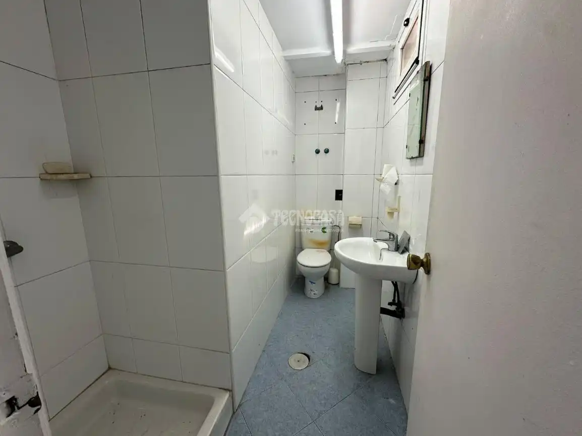 Badezimmer von Geschaftsraum zur Miete in Santander