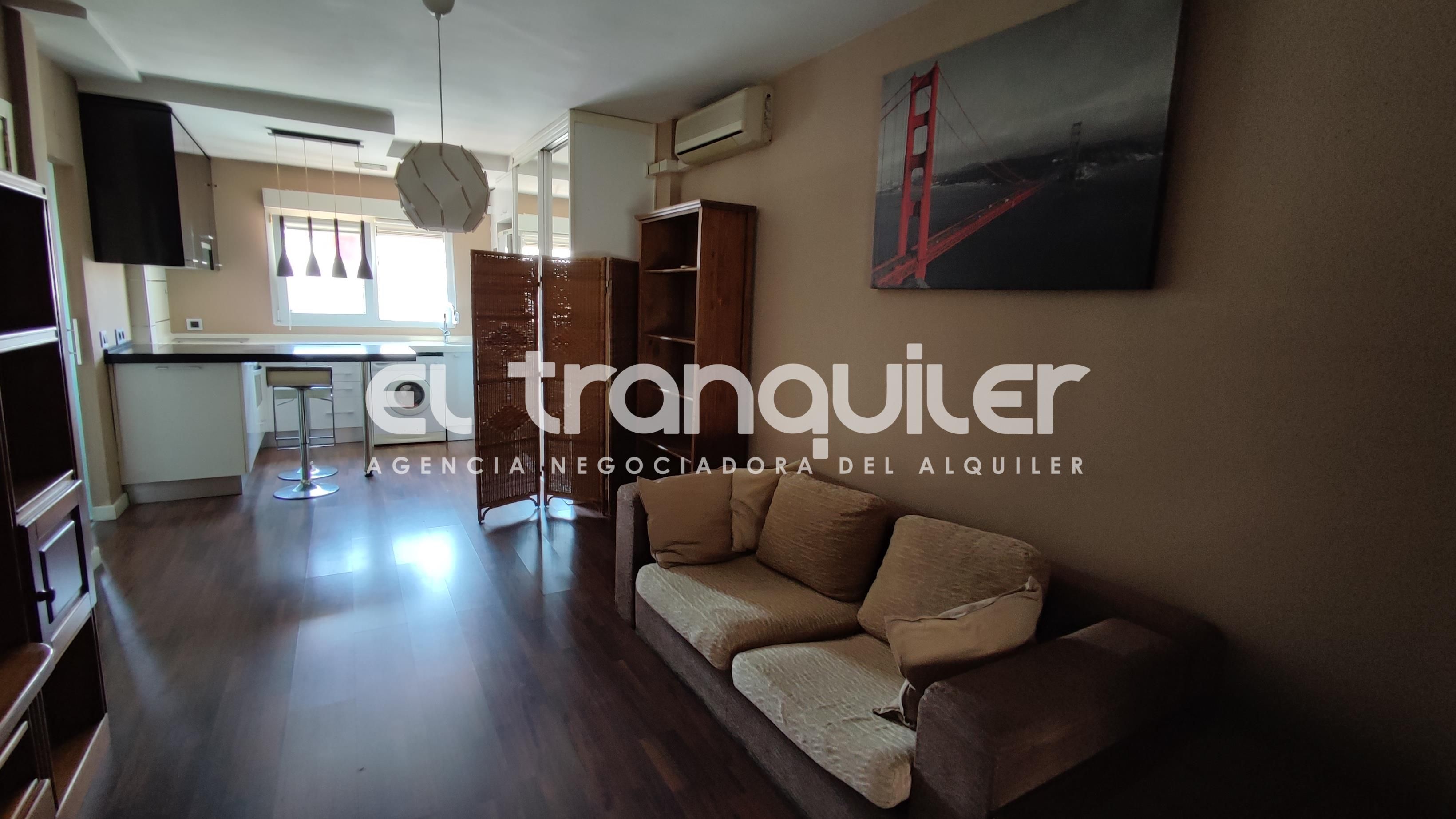 Sala d'estar de Àtic de lloguer en  Madrid Capital amb Aire condicionat, Moblat i Rentadora