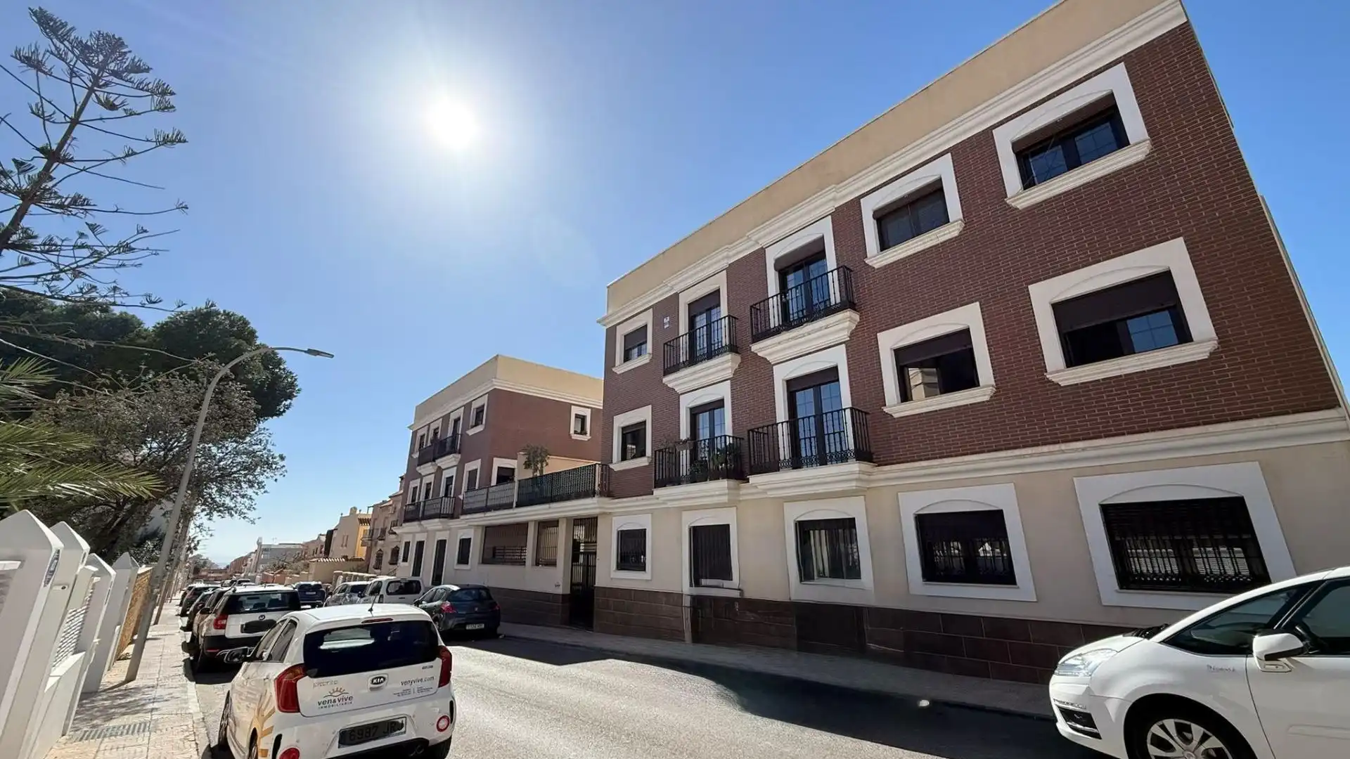 Vista exterior de Pis en venda en Roquetas de Mar amb Aire condicionat i Balcó