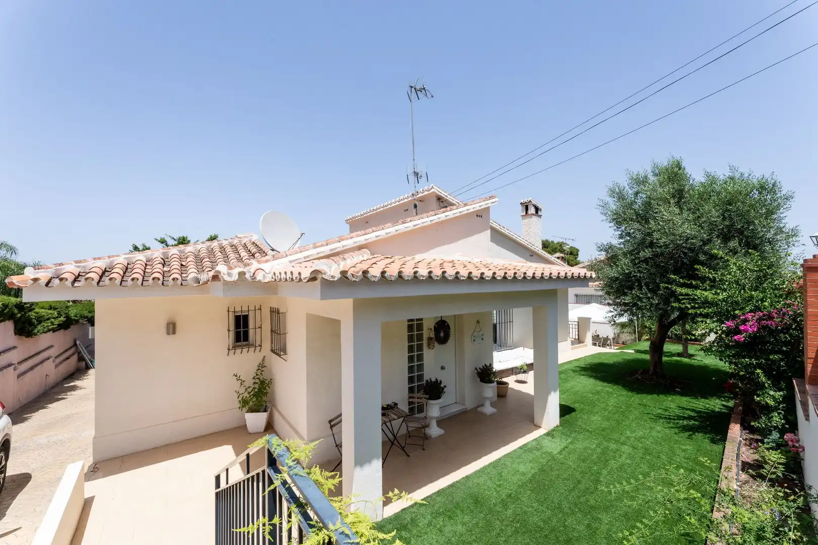 Vista exterior de Casa o chalet en venta en Alhaurín de la Torre con Aire acondicionado, Calefacción y Jardín privado