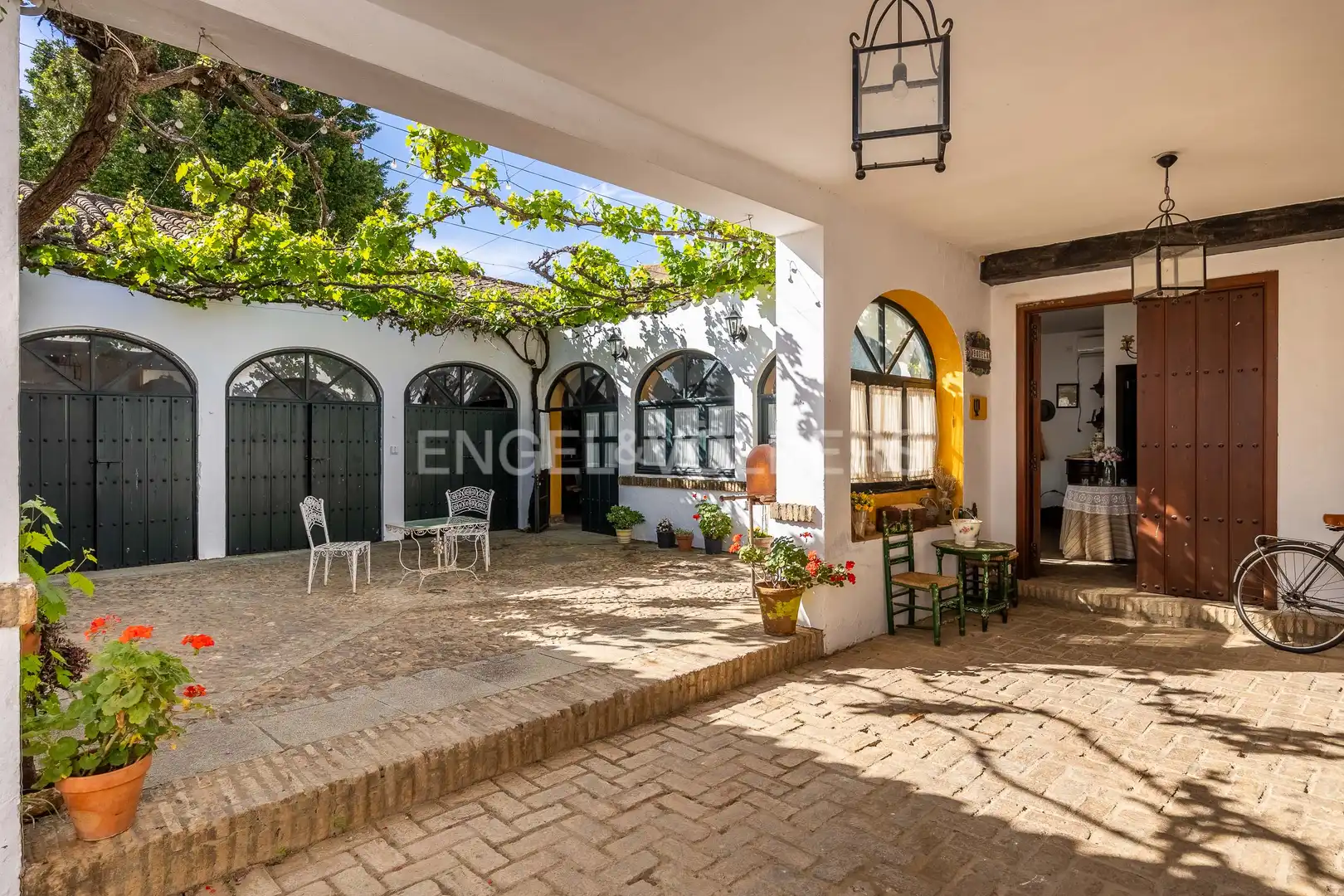 Vista exterior de Finca rústica en venda en Alcalá de Guadaira amb Calefacció, Jardí privat i Terrassa