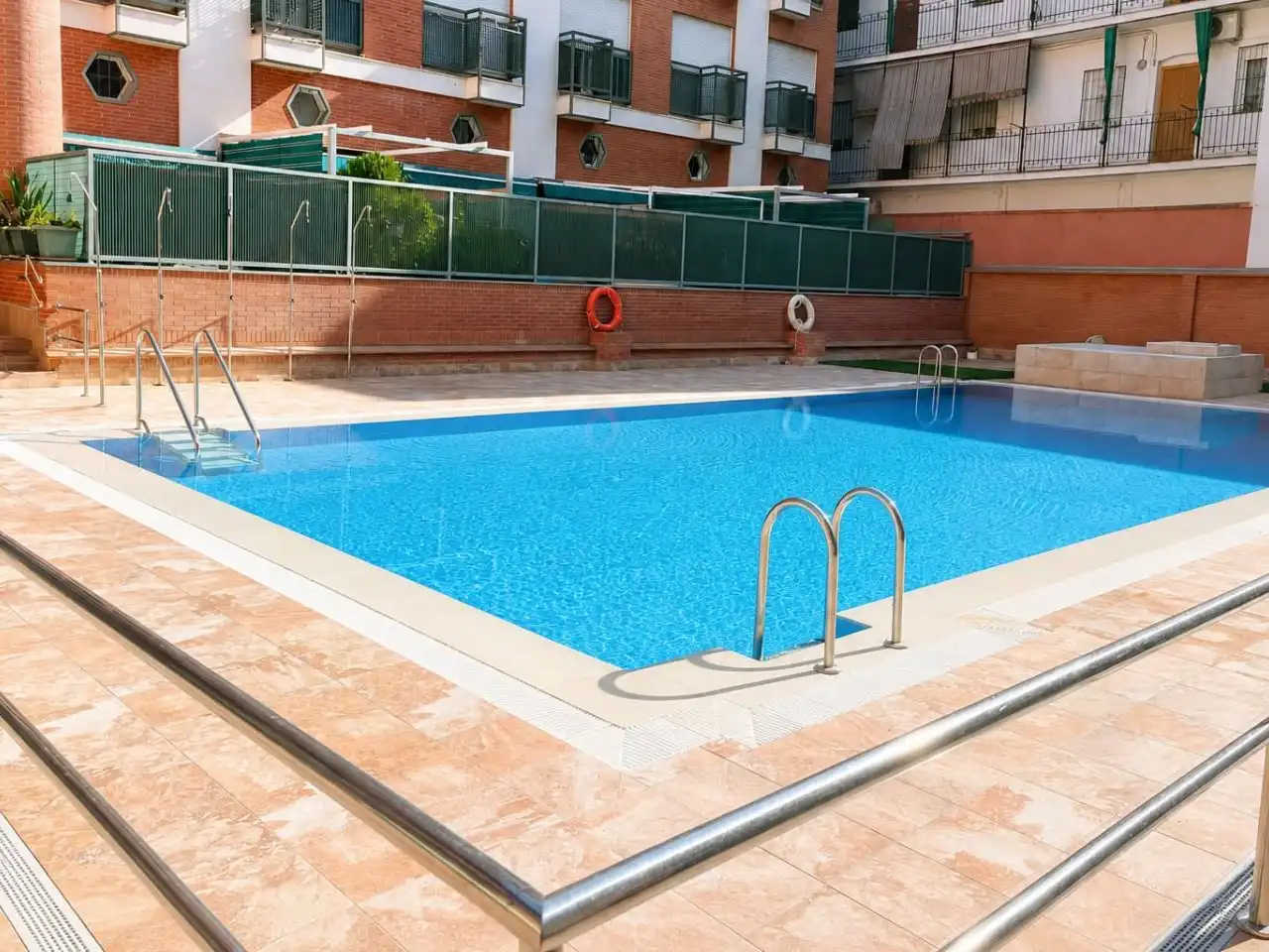 Schwimmbecken von Wohnungen zum Verkauf in  Madrid Capital