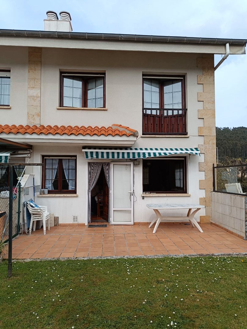 Vista exterior de Casa o xalet en venda en Argoños  amb Calefacció, Jardí privat i Terrassa