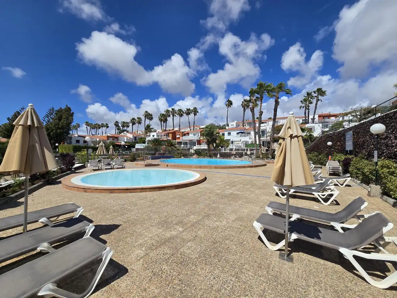 Vista exterior de Dúplex de alquiler en San Bartolomé de Tirajana con Terraza, Amueblado y Piscina comunitaria